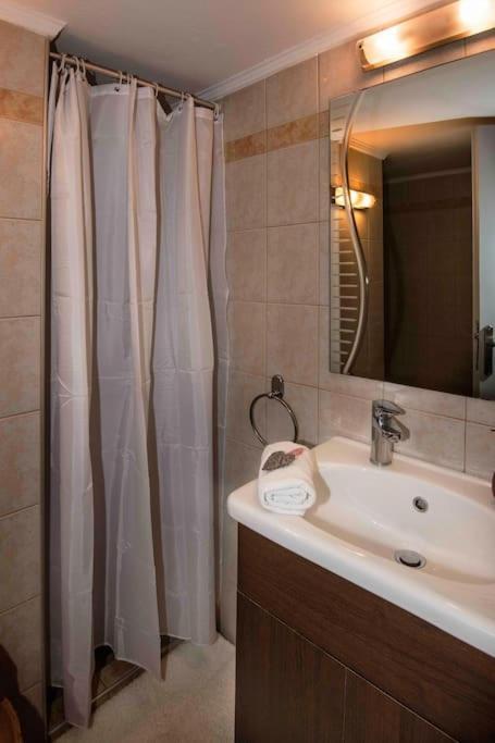 Lovely,Central, Spacious 2-Bedrooms Apartment Piraeus Exterior photo